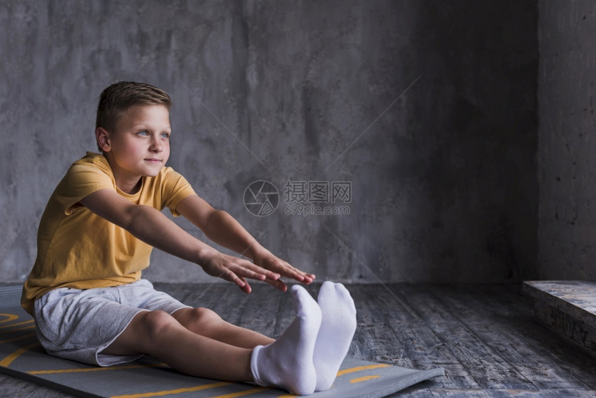 男生框架织物穿着白袜子的近身男孩伸着手图片