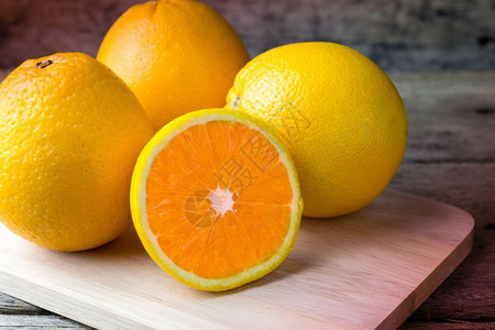果汁木桌上的橙色选择焦点茶黄色的图片