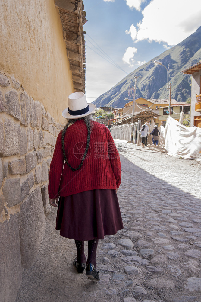 秘鲁的老太婆典型头发被绑在背后土著珠子山图片
