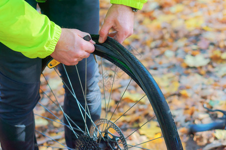 黑色的维护橡胶从车轮上拆下胎卸自行车轮修理自行的爆胎修理自行车的爆胎图片