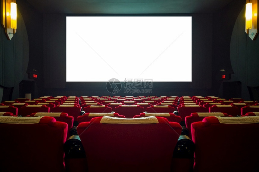 礼堂空的宽带有红色座位和宽白屏幕的电影厅图片