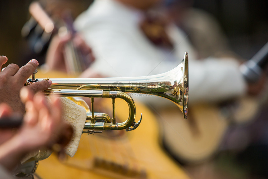 在音乐会闭幕日的Trumpet音乐会Trumpe表演中传统的游行金属图片