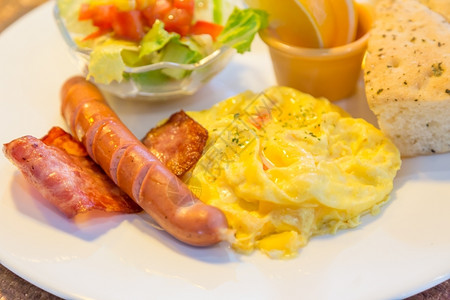 食物熏肉早餐加培根鸡蛋香肠沙拉和foccaccia面包英语图片
