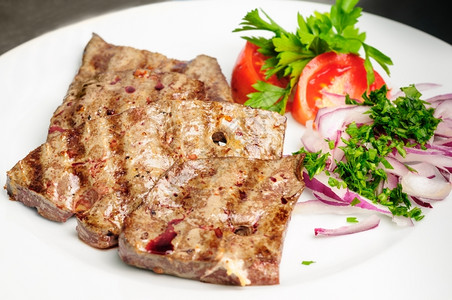 饮食肝脏调味品炸牛肉或猪肝和新鲜蔬菜沙拉在盘上加蔬的炒牛肉肝图片