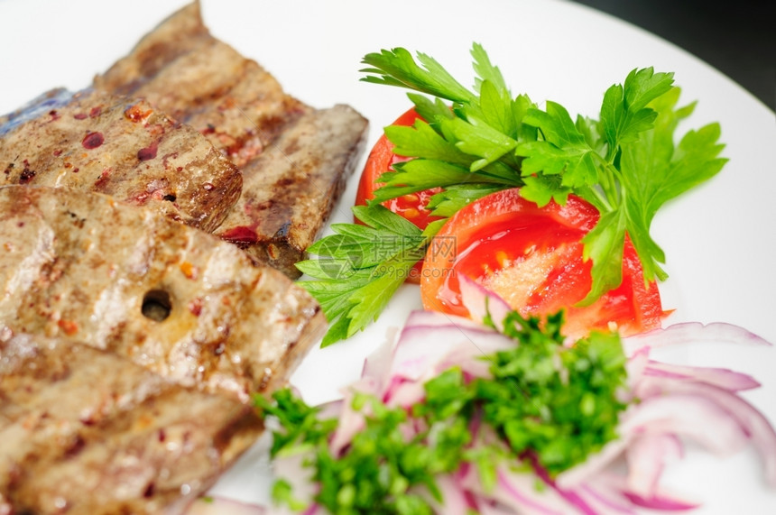 炸牛肉或猪肝和新鲜蔬菜沙拉在盘上加蔬的炒牛肉肝晚餐洋葱美食图片