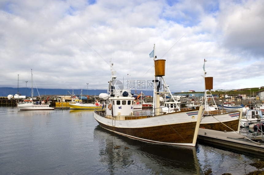 码头钓鱼冰岛Skjallfandi湾沿线的Husavik北极港有种类繁多的渔船游客从那里乘观鲸旅行水图片