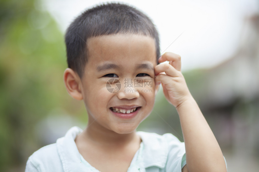 幸福的小男孩图片