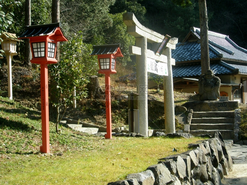 纪念碑日本传统大门和红灯笼在福山寺门口的日本传统大门和红灯笼日本人入口图片