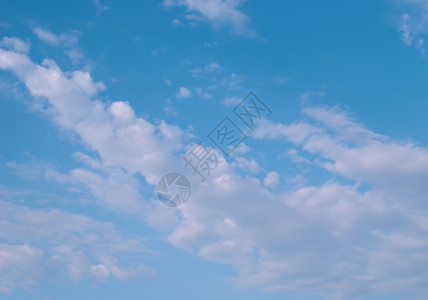 明亮的清除蓝色天空中云层形成时天背景为白云层蓝色天空中有白圆云层季节图片