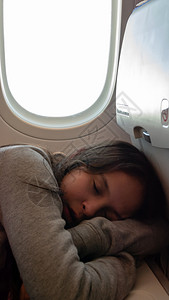 睡眠青少年补间轻女孩睡在飞机上图片