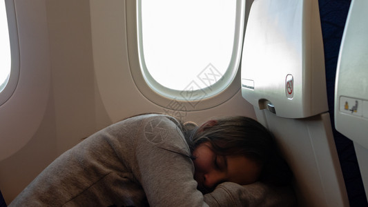 里面年轻女孩睡在飞机上年轻的经过图片