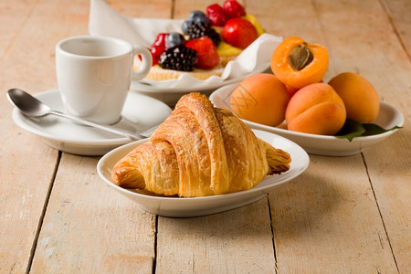 照片木制桌上美味的早餐食物咖啡喇叭鞋垫图片