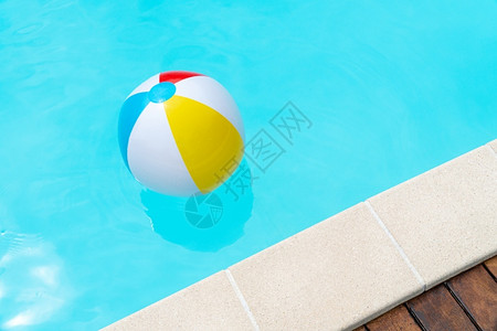 游泳池上漂浮的彩色气球图片