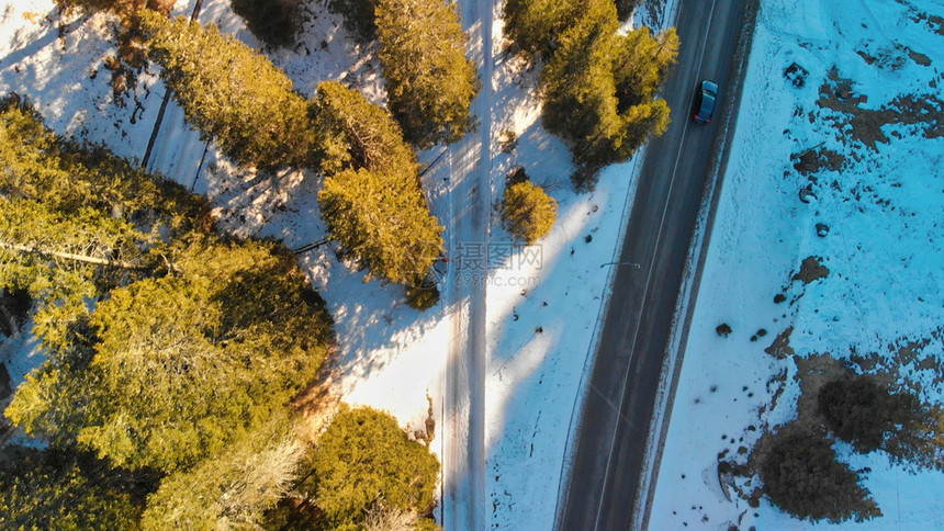 眼睛冬季沿山上美丽的道路空中景象冒险雪图片