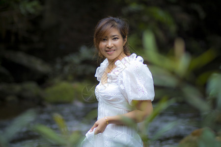 结婚肖像泰国身着绿色天然背景的白衣站立于绿色天然背景中图片