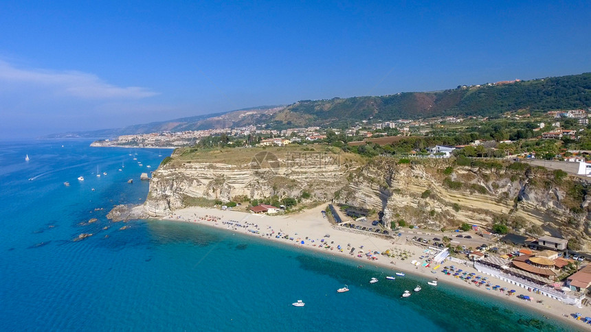 支撑财产卡拉布里亚的公路海岸线和房屋夏季美丽的空中景色蓝图片