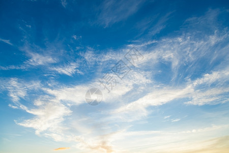 云覆盖天空夜幕将笼罩在阳光下日空更暖和多云的制作图片