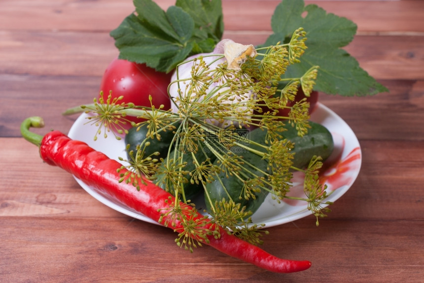 秋天胡椒盘子黄瓜西红柿辣椒大蒜红草叶的家用罐头本植物图片