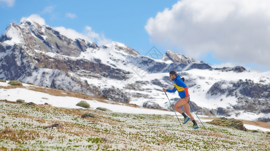 高山上带棍棒的轨迹运动员男人上坡自然图片