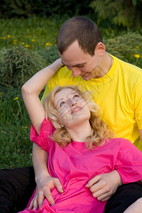 在绿草上相爱的情侣成人快乐喜悦图片