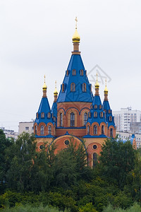 灵照片教堂的蓝色圆顶被树木包围正统叉图片