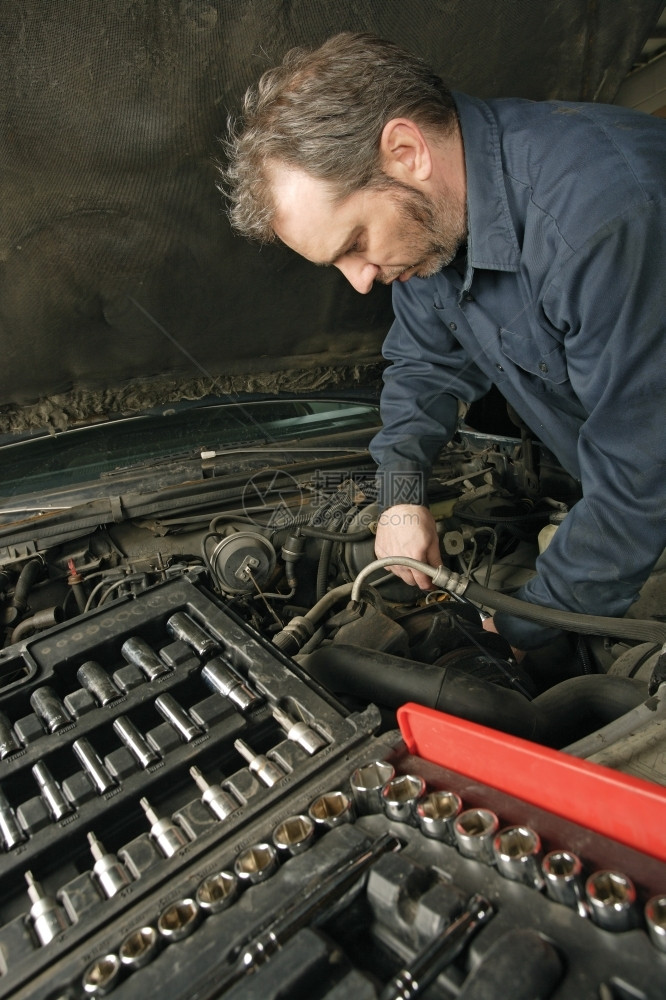 修理一辆旧车发动机的械工失败一种萨姆纳斯图片