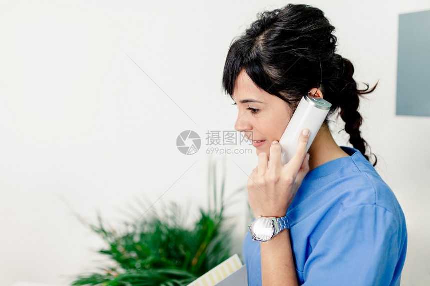 援助卫生保健考试护士在诊所通过电话交谈图片