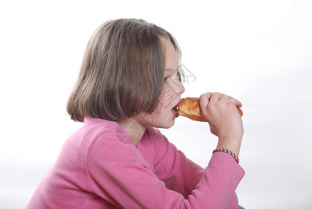吃面包的小女孩图片