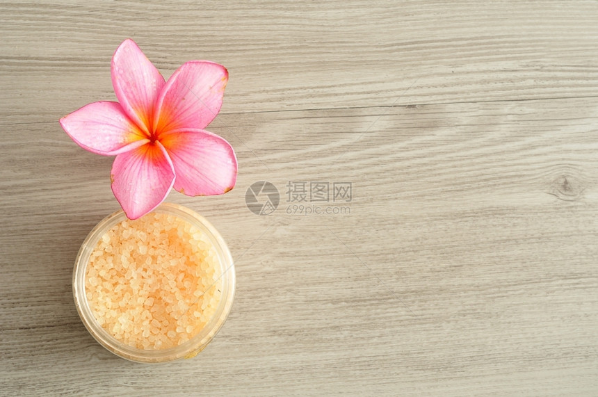 温泉素馨花皮肤护理浴盐和花朵的freangipani图片