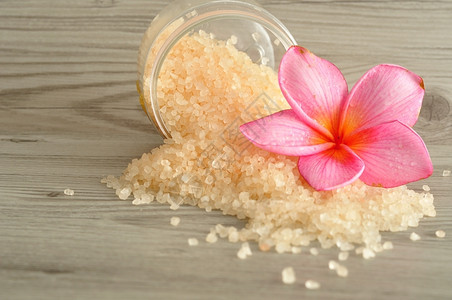 浴盐和花朵的freangipani木制的温泉治疗图片