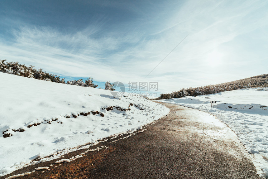 冬季被雪覆盖的山路图片