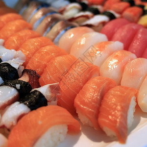 盘子虾一顿饭关闭寿司卷起传统的日本菜图片
