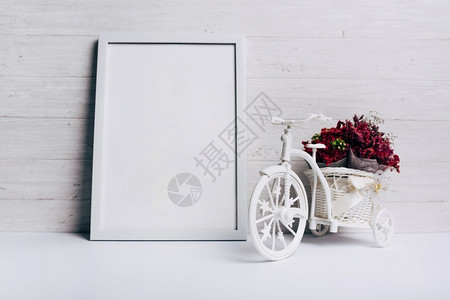 白色空框桌旁有自行车的花瓶水果靠近机器图片
