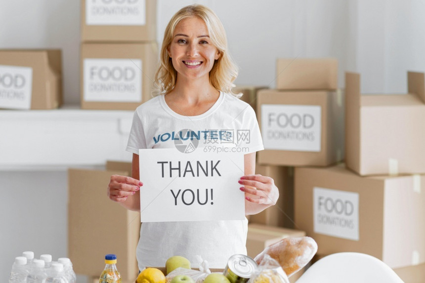 蔬菜女志愿者笑的感谢你们捐赠食物空白的花朵图片