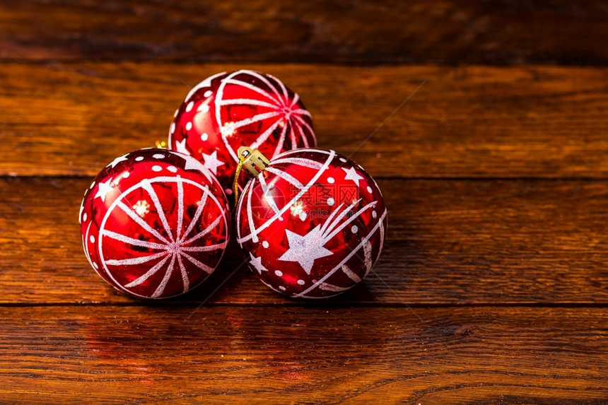 礼物华丽的在木板上圣诞装饰品节概念球树图片