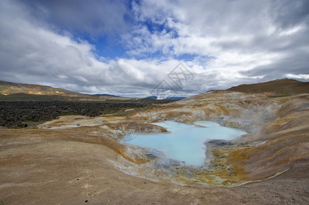 热拉提克拉夫火山系统卡路德拉的一个绿湖其熔岩田地热活动及其在冰岛Myvatn地区的泥池它硫米湖背景