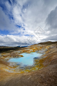 热拉提它的景观克拉夫火山系统卡路德拉的一个绿湖其熔岩田地热活动及其在冰岛Myvatn地区的泥池绿松石背景