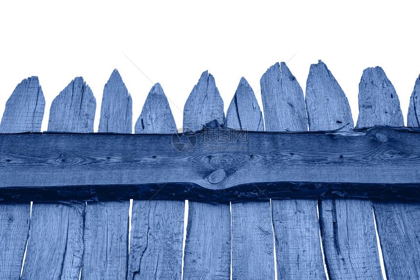 经典的蓝色木栅栏隔离在白色旧面板模或型上栅栏横幅色调为经典蓝20年蓝色木栅栏隔离在白色旧面板模或型上屏障自由图片