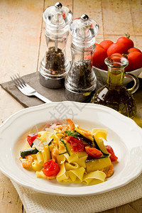 意大利面和虾的美味意大利面照片餐巾美味的帕代尔图片