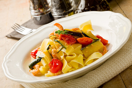 美味的意大利面和虾的美味意大利面照片语桌子图片