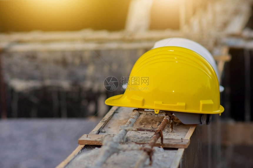 安全帽预防保护的工地建筑背景硬帽子头盔安全图片