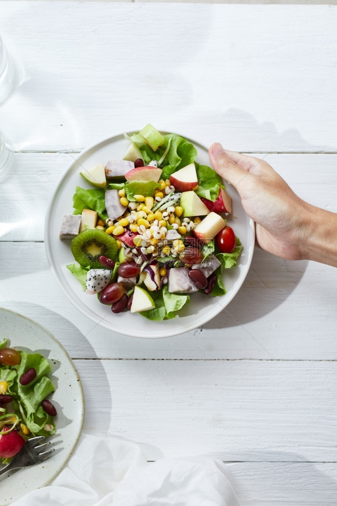 白色的食物素主义者美味水果沙拉和白桌上不同水果健康食品概念在白色桌子上图片