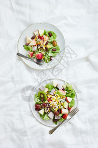 小吃一顿饭美味水果沙拉和白桌上不同水果健康食品概念在白色桌子上新鲜图片