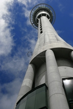 城市岛摩天大楼新西兰奥克天空塔的虫眼视图在平台的左侧一名跳伞者正在从台上掉下来图片
