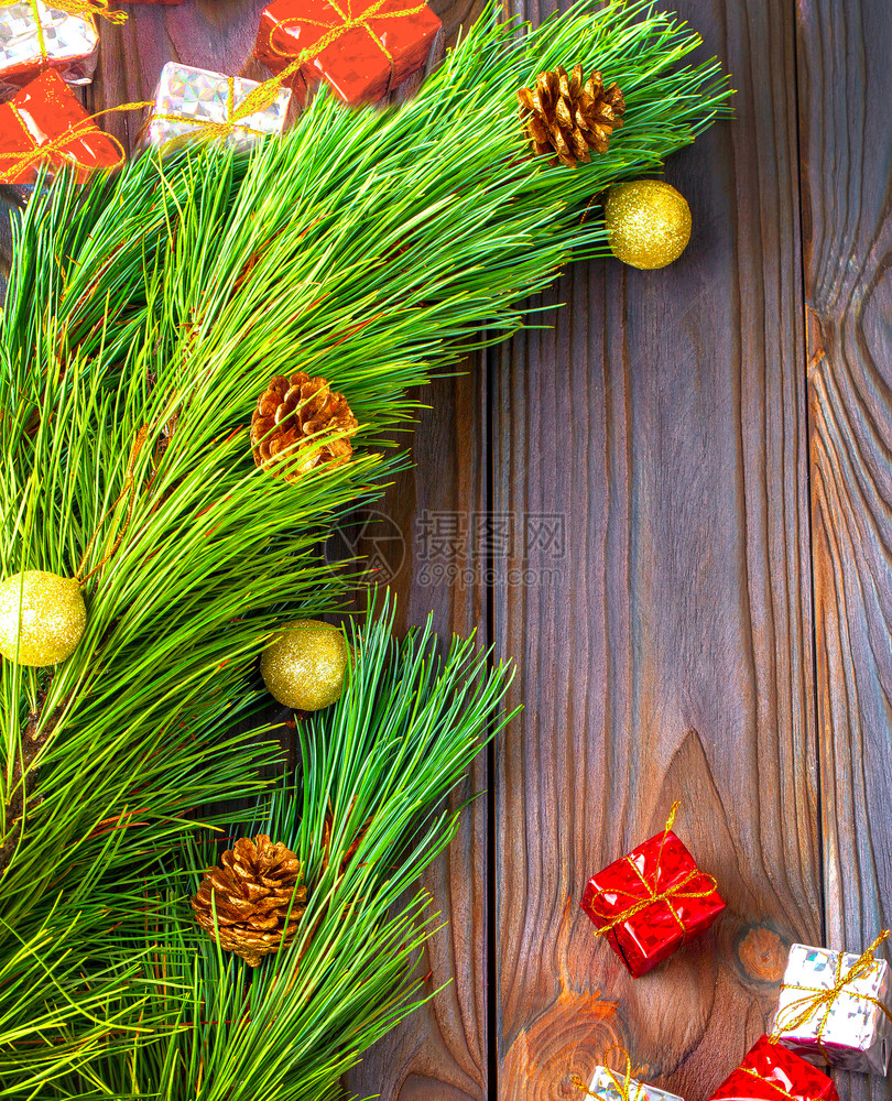 树自然有玩具和木制礼物的firtree圣诞节图片