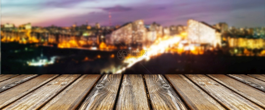 乡村火花木制的夜晚城市背景上的空木板桌全景图象Name图片