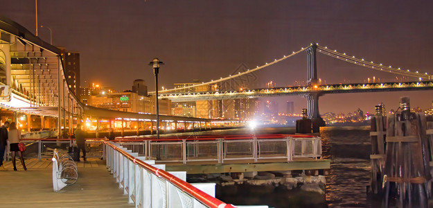 纽约市17号码头晚上与城市天线视图建造椅子海上图片