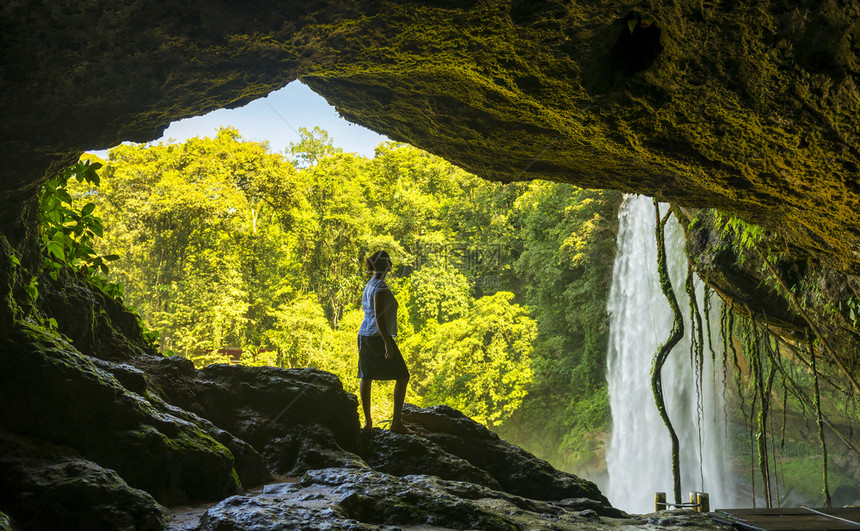 悬崖瀑布看着墨西哥恰帕斯Palenque附近的MisolHaWaterfall的洞穴中旅游者帕伦克图片