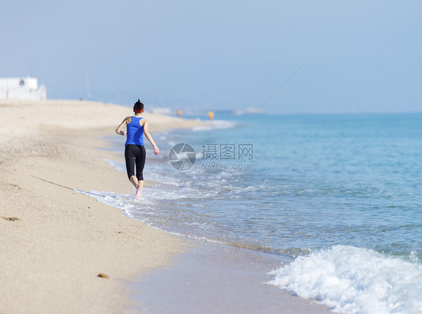 人们女在海滩上锻炼滨目的地图片