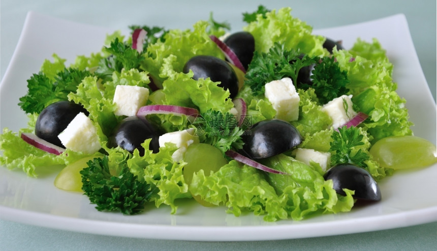 莴苣食物午餐含奶酪和不同品种葡萄的生菜沙拉图片